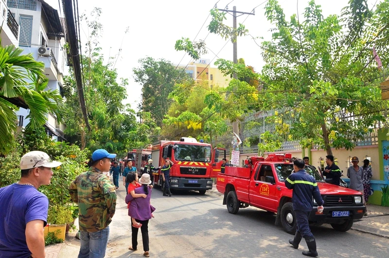 Hàng trăm học sinh hoảng loạn di tản vì chuông báo cháy giả ảnh 1 Hàng trăm học sinh hoảng loạn di tản vì chuông báo cháy giả ảnh 1
